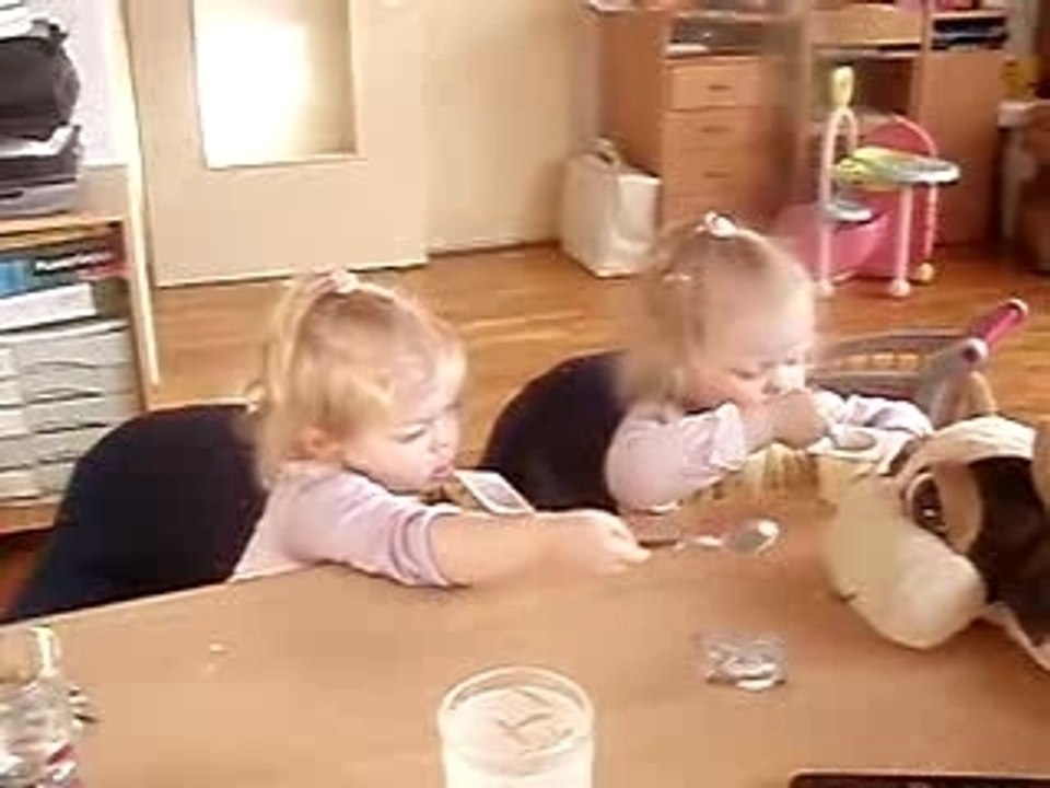 Léna et Chloé, leurs petits suisses et leur vache