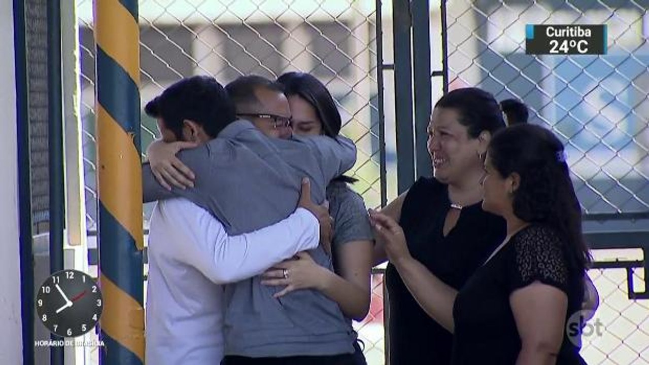 Homem acusado injustamente de abusar dos filhos deixa a prisão