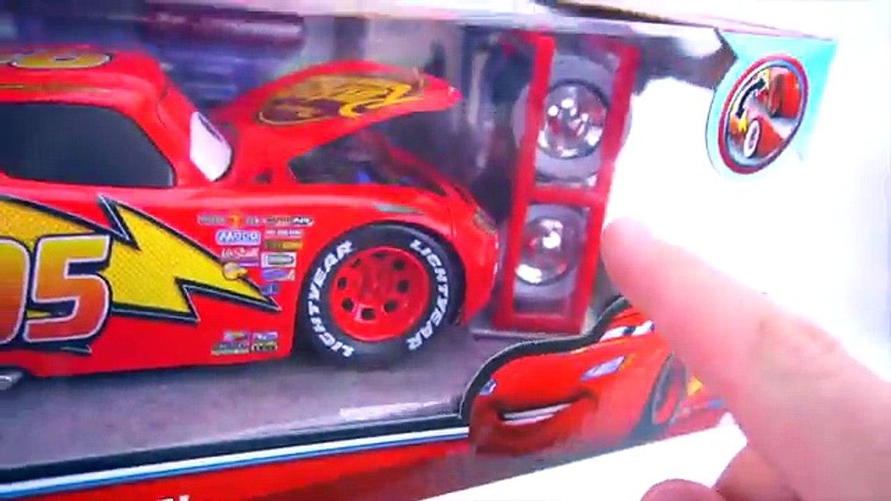 DISNEY PIXAR CARS LIGHTNING MCQUEEN TIRE CHANGE PIT STOP PISTON CUP RADIATOR SPRINGS