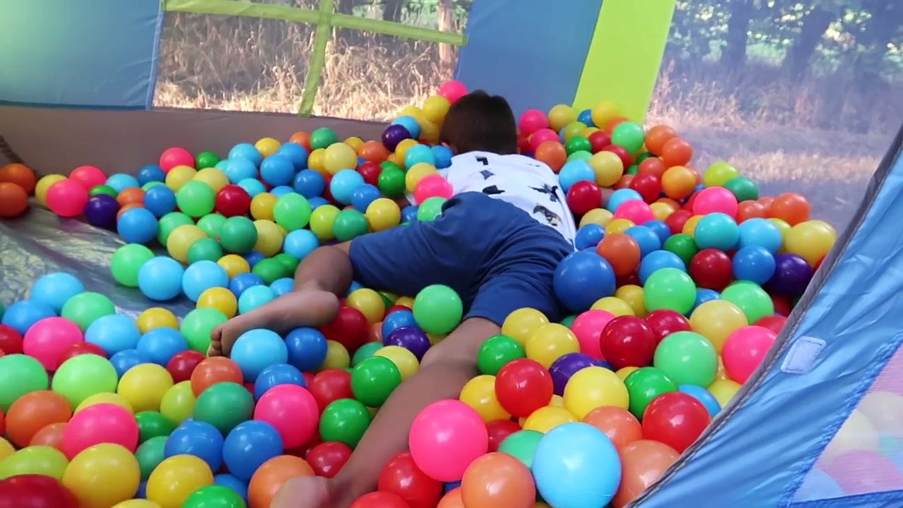 Chasse aux Surprises dans Cabane & Parcours Gonflable- Surprise toys challenge Inflatable playground