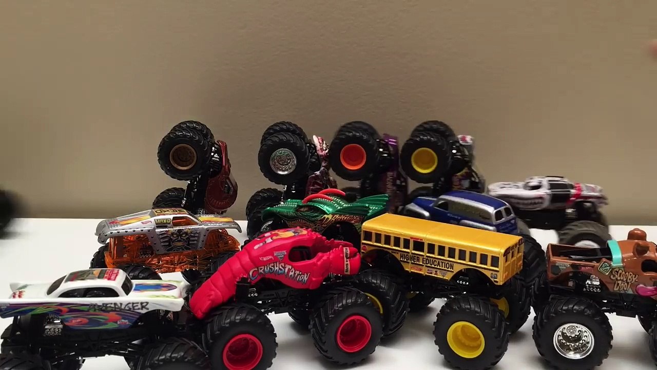 15 MONSTER JAM TRUCKS Crazy Stacking Mayhem