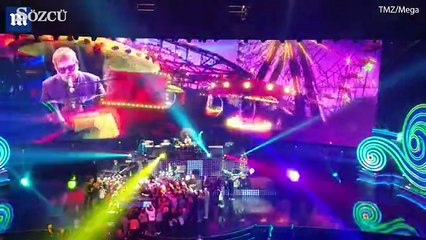 Elton John sahnede seyirciye küfretti