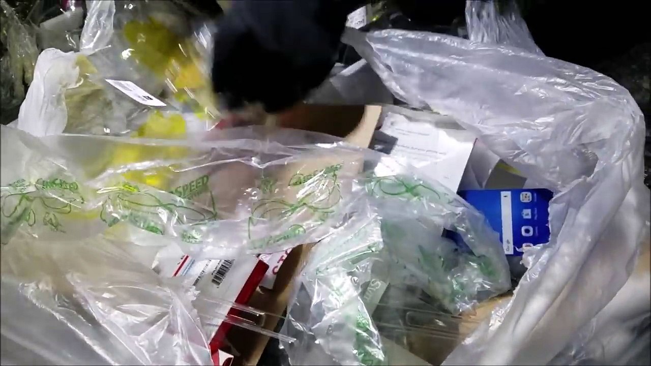 FOUND IPHONE!!! Dumpster Diving Apple Store!