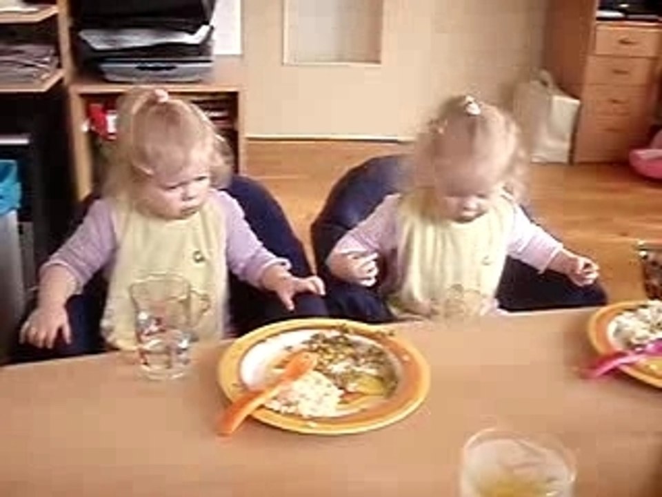 Léna et Chloé mangent sur la table basse