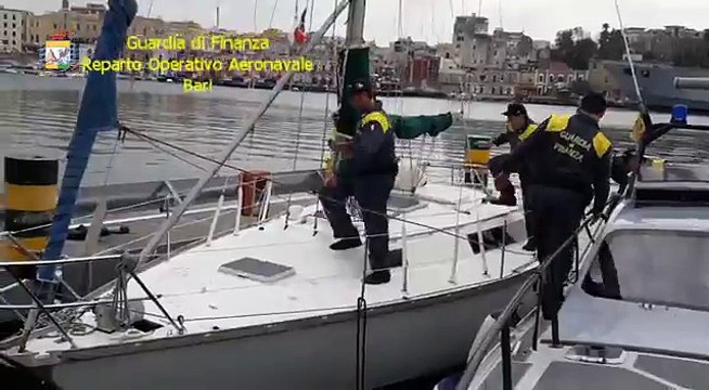 Puglia: ora i migranti clandestini sbarcano dai velieri, trovati nascosti nella stiva