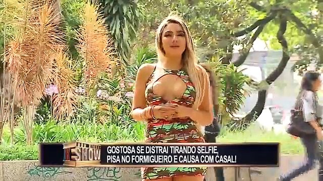 Distracted girl sits on the lap of married marmanjo and arranges a fight with the woman.