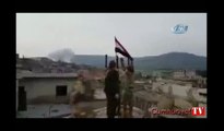 ÖSO'lular Suriye bayrağını önce indirdi sonra ayaklarıyla çiğnediler