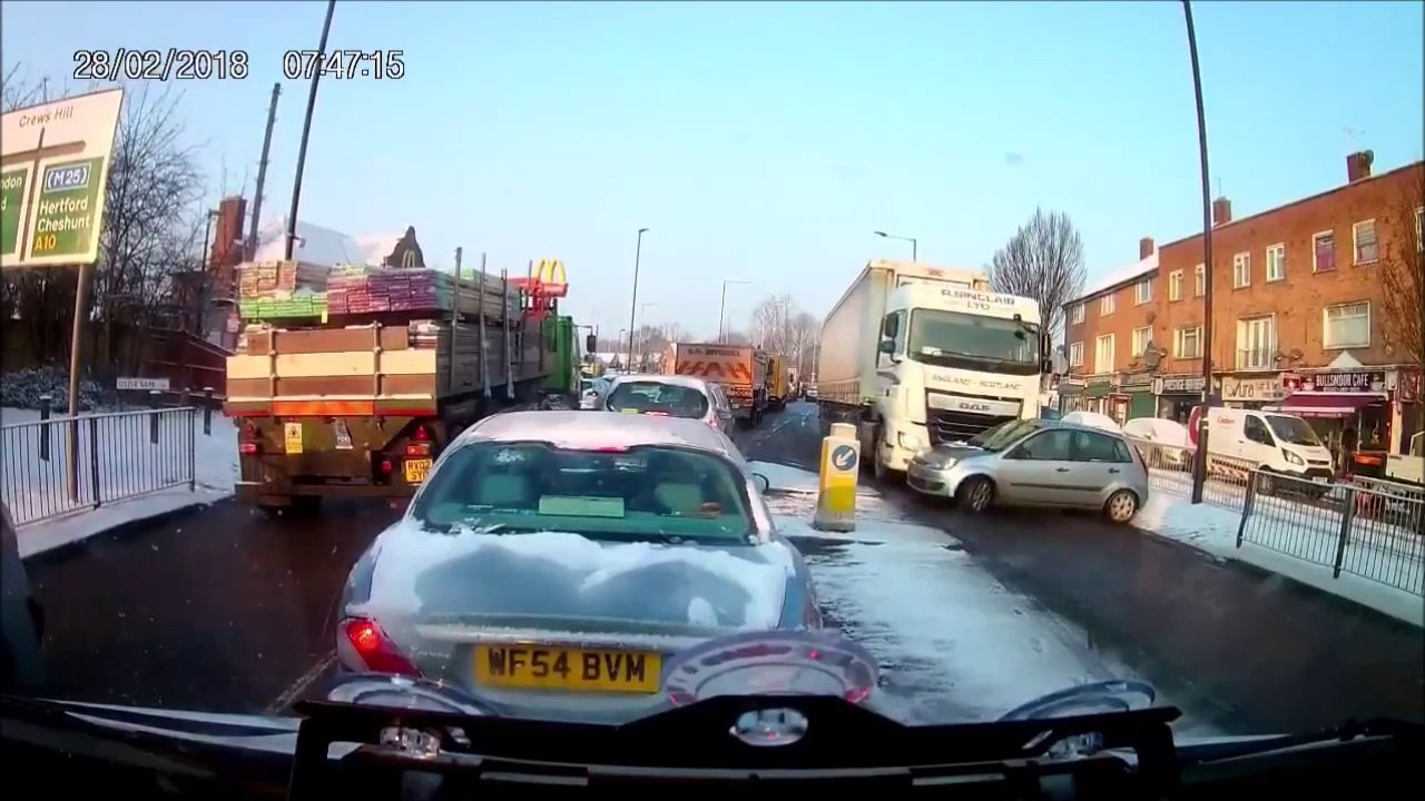 Juste un camion qui embarque une voiture sans s'en rendre compte