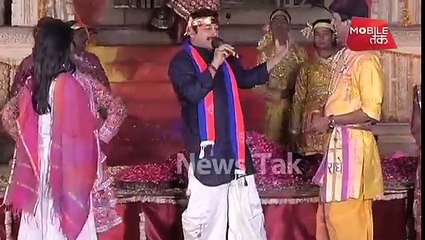 मनोज तिवारी और कुमार विश्वास की ऐसी जबरदस्त होली देखी!