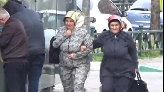 Lodosta Dışarıya Çıkan Vatandaşlar Sağa Sola Savruldu