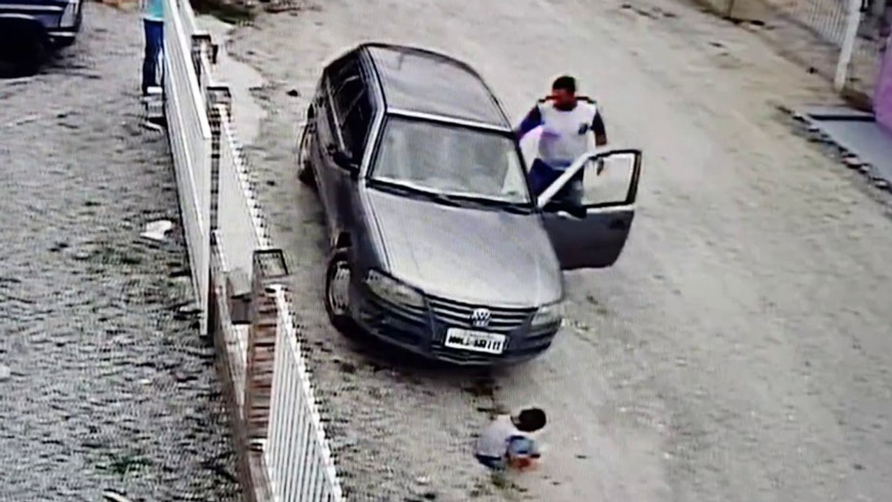 Un enfant passe sous une voiture et s'en sort indemne