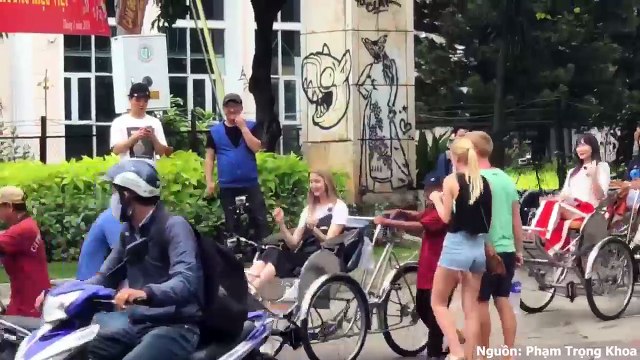 EXID ngồi xích lô dạo quanh phố phường Sài Gòn, Junghwa được VLeggo dạy tiêng Việt cưng muốn xỉu