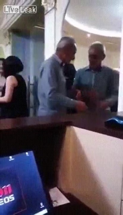 Ivre, il se parle dans le miroir !! Hilarant !