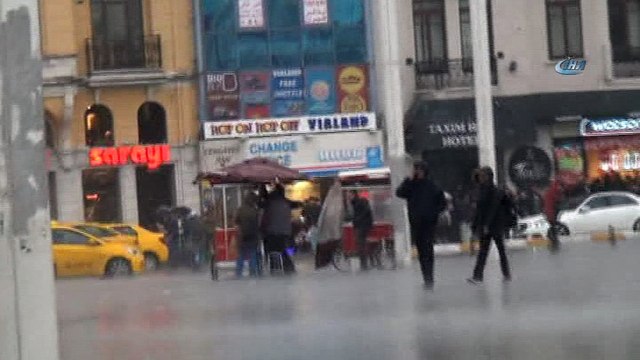 Taksim'de aniden bastıran yağmur, vatandaşı zor anlar yaşattı