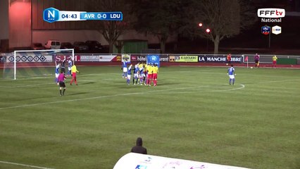 Le corner est dégagé en catastrophe par la défense d'Avranches.