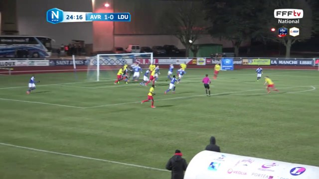 Coup franc bien tiré mais repoussé des deux poings par ANTHONY BEUVE;