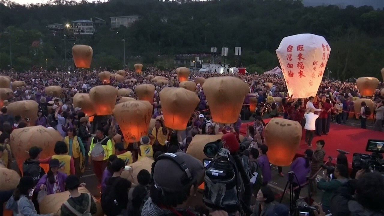 Lanterns light up sky in Taiwan