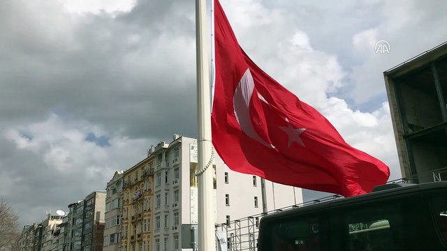 AKM önündeki büyük Türk bayrağı değiştirildi - İSTANBUL