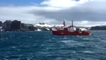El buque Hespérides en aguas de la Antártida