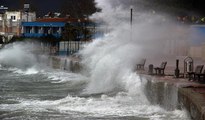 Lodos İstanbul'da direk devirdi, dalgalar 1 metreyi buldu