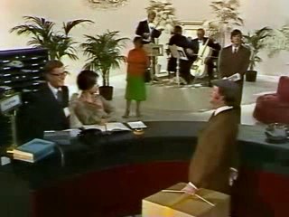 BBC Follow Me - Beginner 12.What does she look like