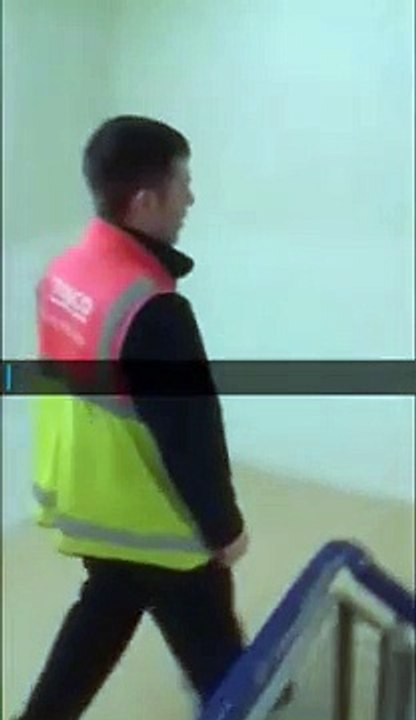 Cet ouvrier se croit à l'église... Tellement drôle