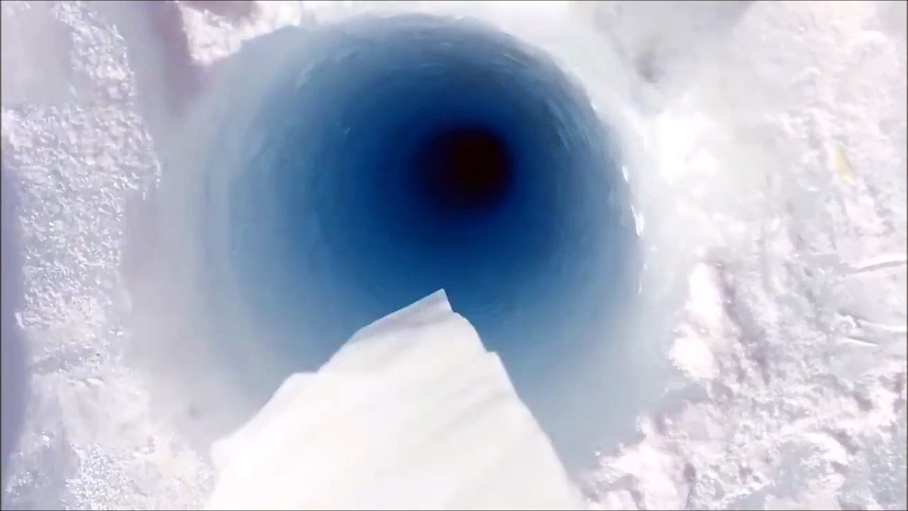 Il jette un morceau de glace dans un puits de forage de 90m et ce qui se produit est magique