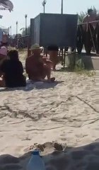 Quand la cabine de plage ne cache pas grand chose