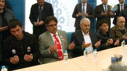 Başbakan Yıldırım Afrin şehidinin evini ziyaret etti