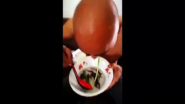 Cet homme mange des poissons et fruits de mer vivants... Fou