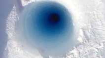 Jeter un morceau de glace dans un puits de forage de 90m (Antarctique)