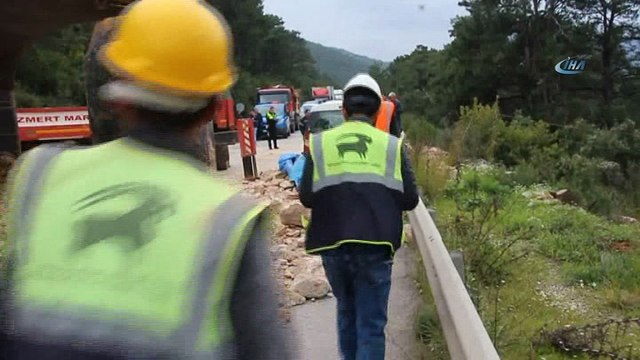 Taş yüklü kamyon devrildi, ortalık savaş alanına döndü