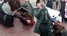 Çinli Kadının İntikamı Sert Oldu! Kocasının Metresini Sokak Ortasında Böyle Dövdü