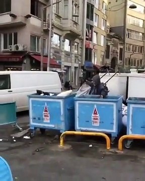 Çöpleri Karıştıran Adama 20 Lira Veren Taner Tolga Tarlacı