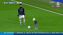 El divertido juego de Isco con su hijo sobre el césped del Santiago Bernabéu
