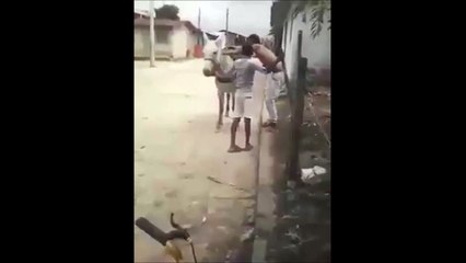 Lui il a eu très mal à la nuque...FAIL énorme