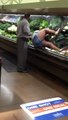 Mais que fait cette cliente dans le rayon légume du supermarché... Bizarre