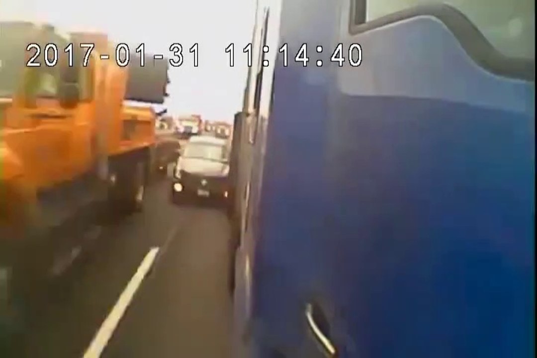 Ce conducteur se retrouve piégé entre un camion et une zone de travaux sur l'autoroute... Douloureux