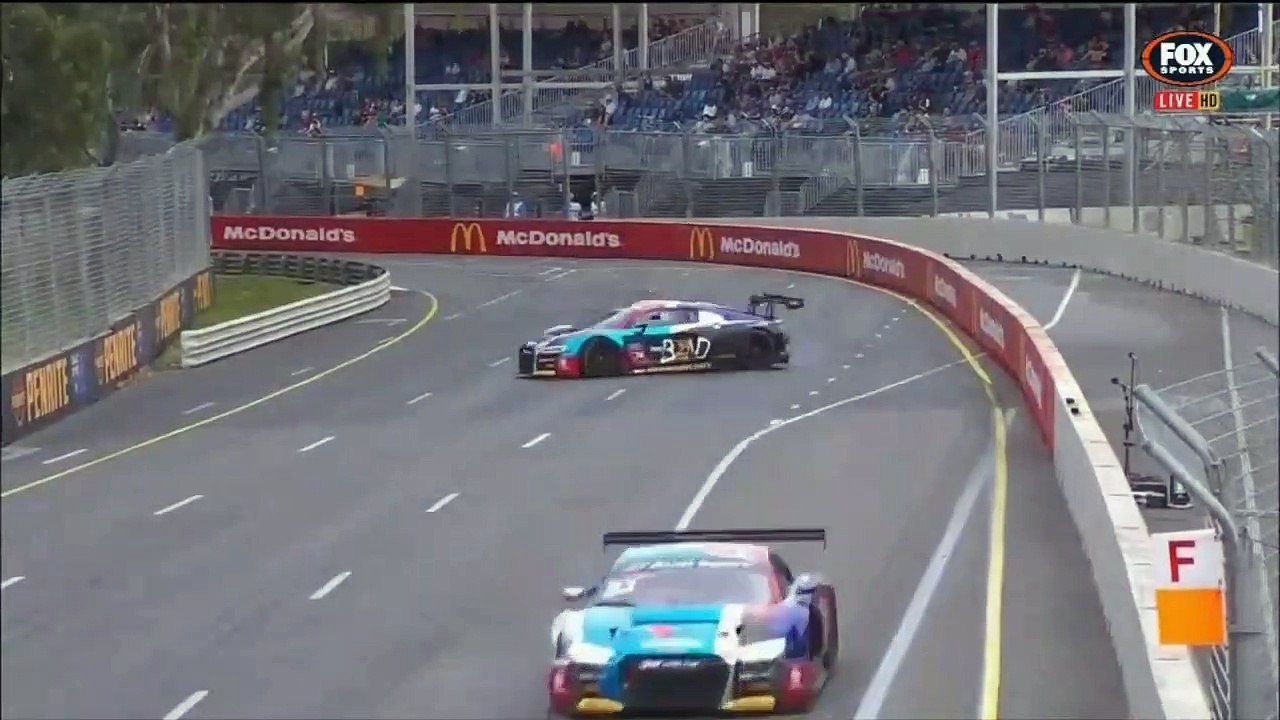 Ce pilote perd le contrôle de son Audi R8 et réussi l'impossible... Fou