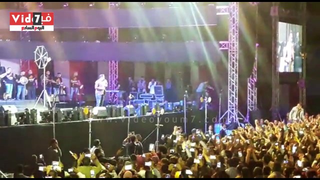 فيديو.. حكيم يهدى رسالة شكر للجندى المصرى من الغردقة ويغنى تسلم الأيادى بحضور الآلاف