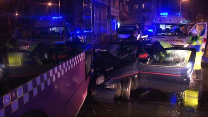 Alkollü ve ehliyetsiz sürücü belediye otobüsüne çarptı : 2 yaralı