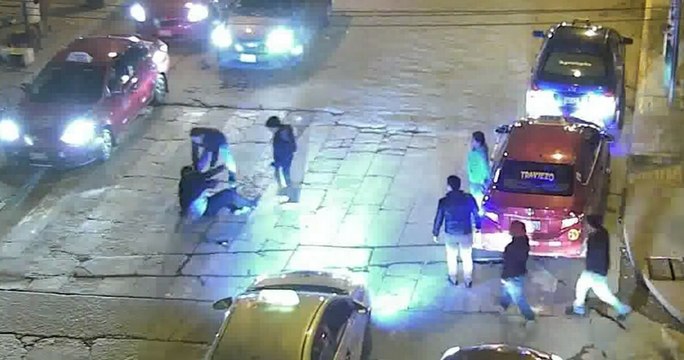 Quelques secondes après avoir battu sa compagne, le karma se retourne viollement contre lui !