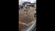 Un passager se fait virer de l'avion à cause de son comportement et devient fou !