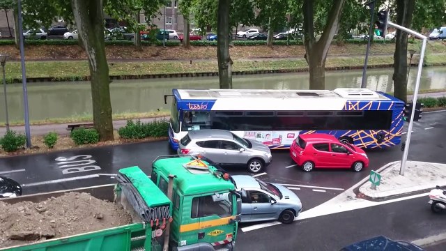 Deux voitures prennent la voie du bus et se retrouvent piégées !