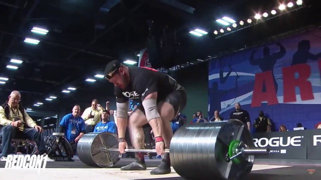 Ce bodybuilder donne tout pour soulever une barre de 426kg... Mais il donne vraiment TOUT!!!!!!
