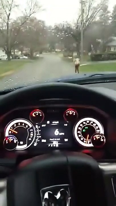 Ce papa punit son fils d'une façon incroyable... Aller, cours!!!