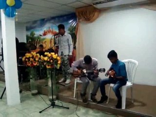 "MINISTRANDO" CON LA CANCIÓN "DESPACITO" EN LA IGLESIA.(RIDÍCULO)