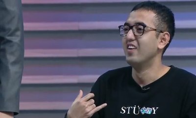 Ditantang Tahan Tawa, ini Aksi Vlogger Indonesia
