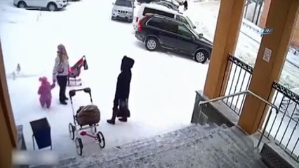 - Çatıdaki kar üzerlerine böyle düştü