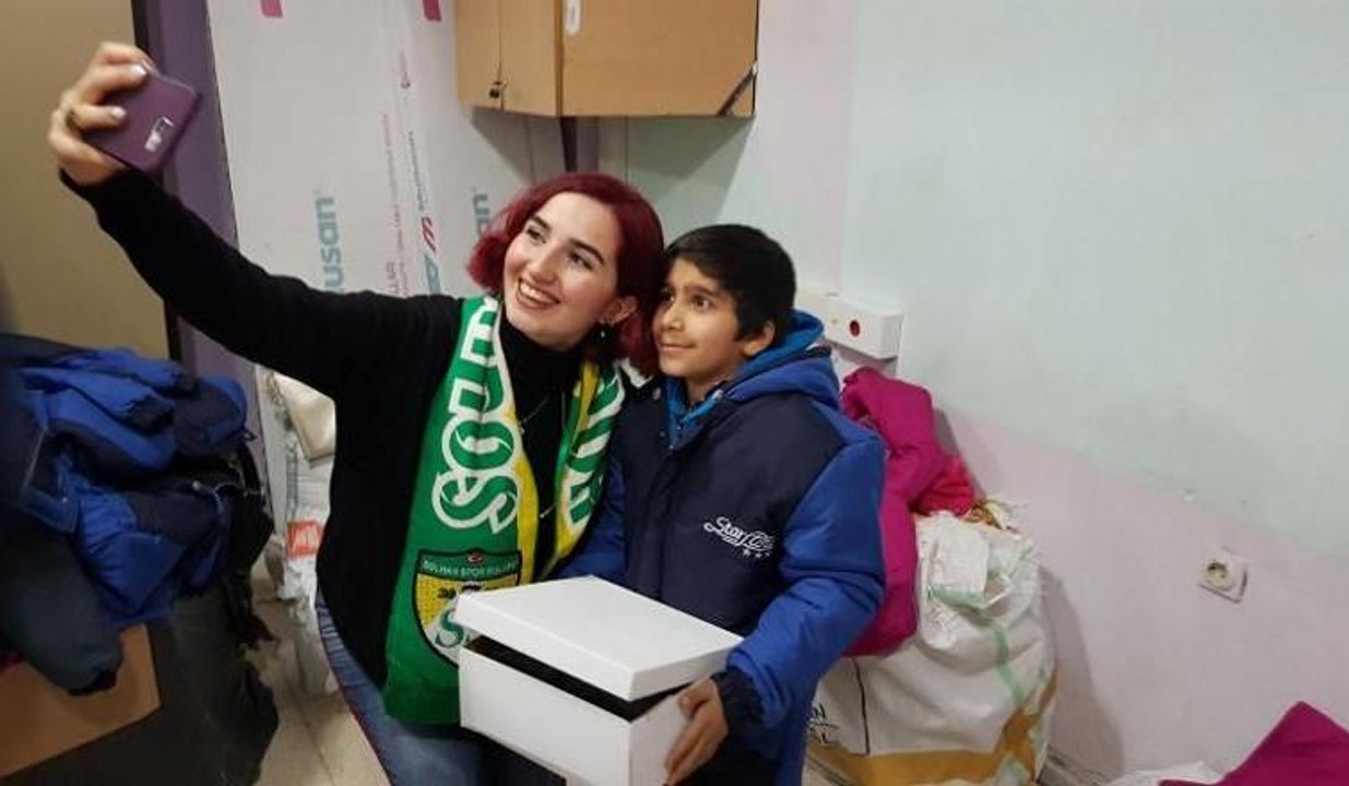 Üniversite öğrencisi yoksul öğrencilerin yüzünü güldürüyor